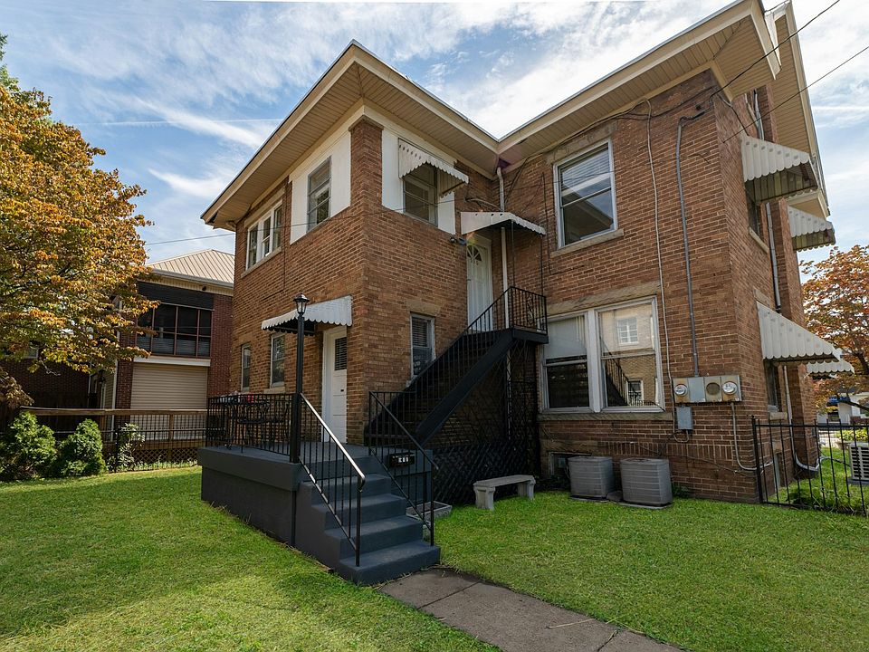 Upper unit entry is in back, there's a side gate entrance from street