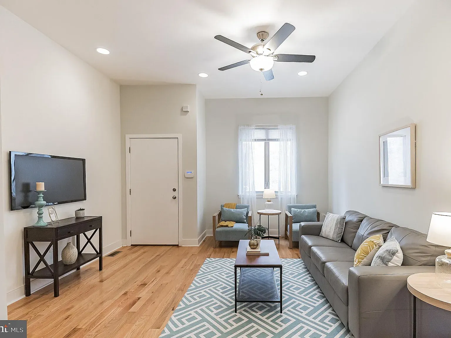 2 bed, 1.5 bath, 1300 sqft, $2,295 — Photo 2