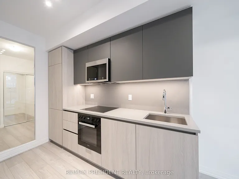 400 King St W #511 — Photo 6