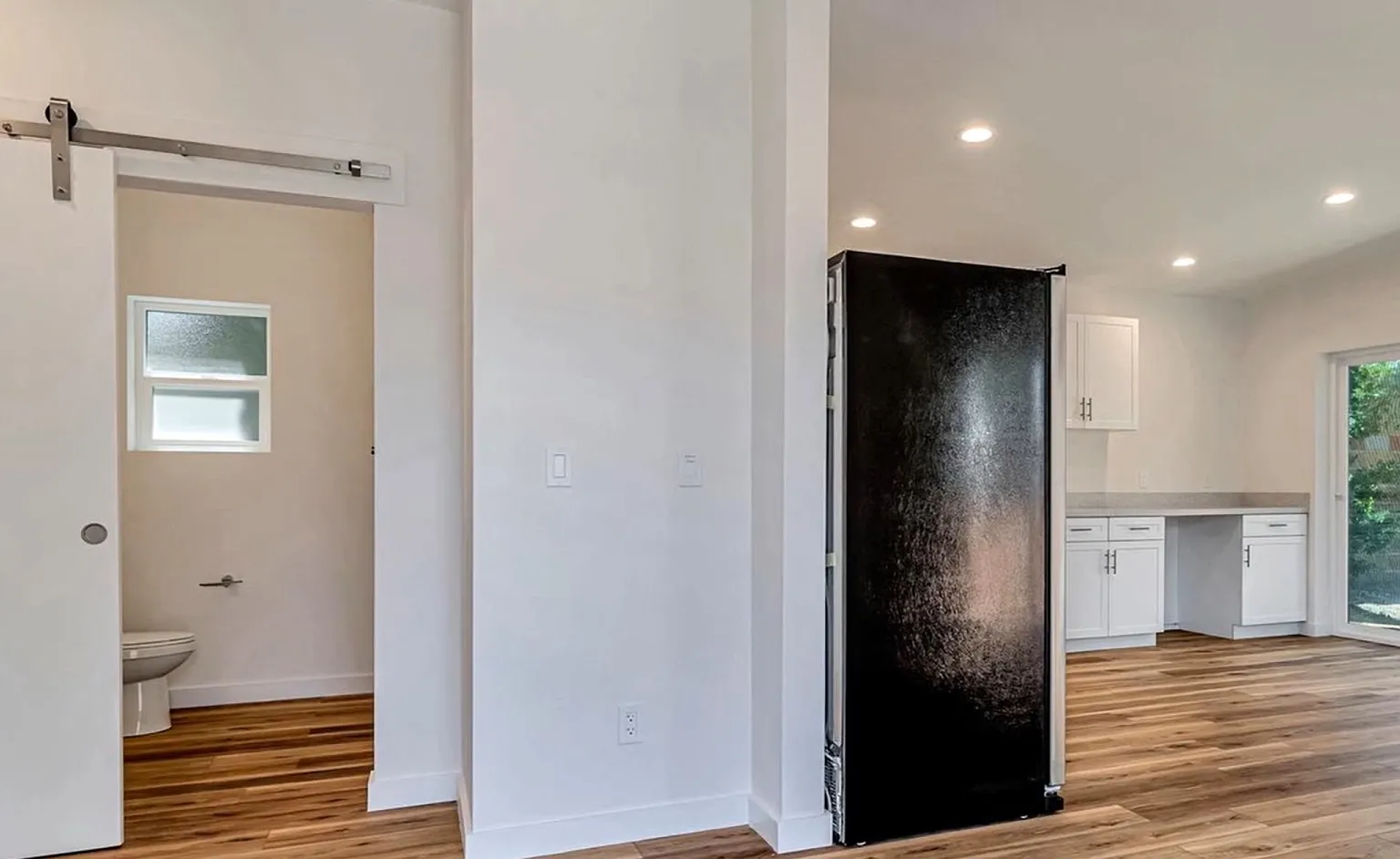 1 bed, 750 sqft, $2,400 — Photo 2