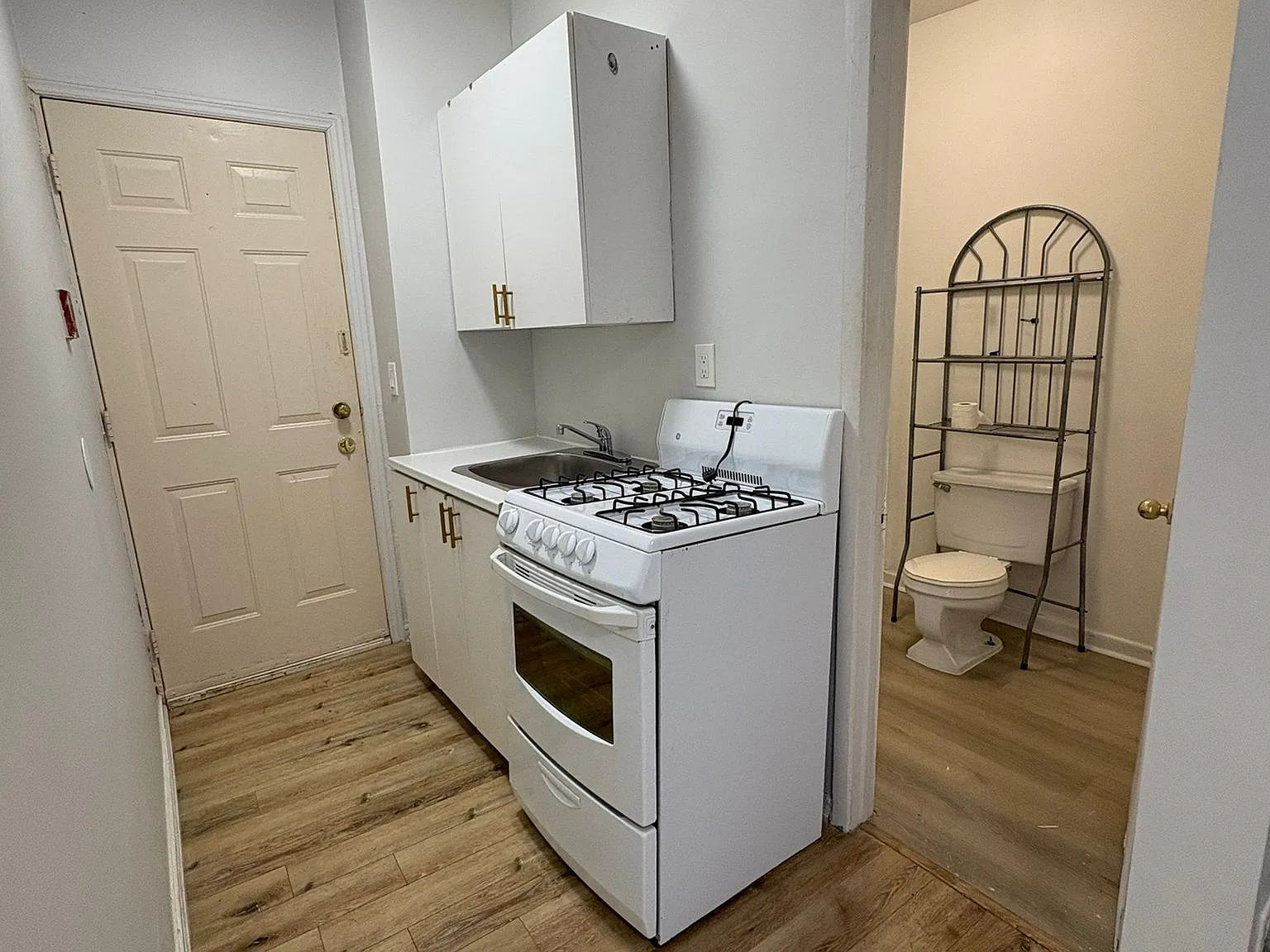 Studio, $999 — Photo 4