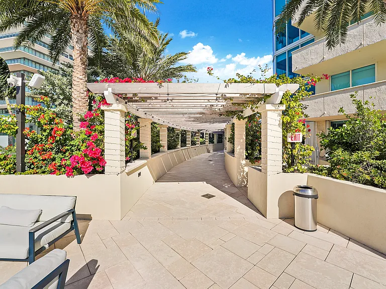 300 S Pointe Dr #405 — Photo 49