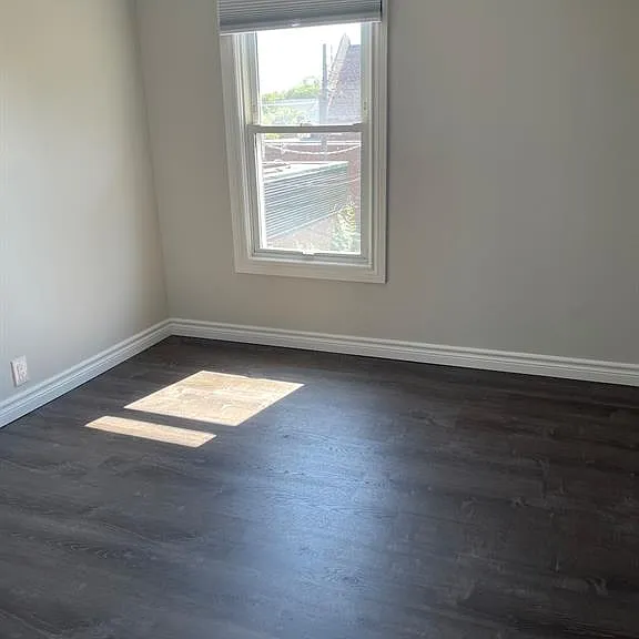 1677 Victoria Ave — Photo 24