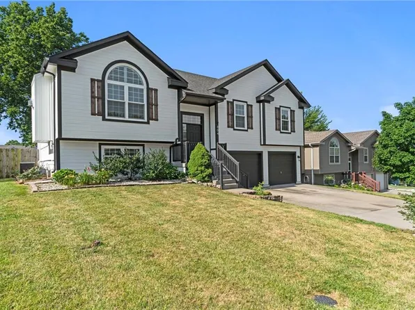 804 Colonial Dr, Pleasant Hill, MO 64080