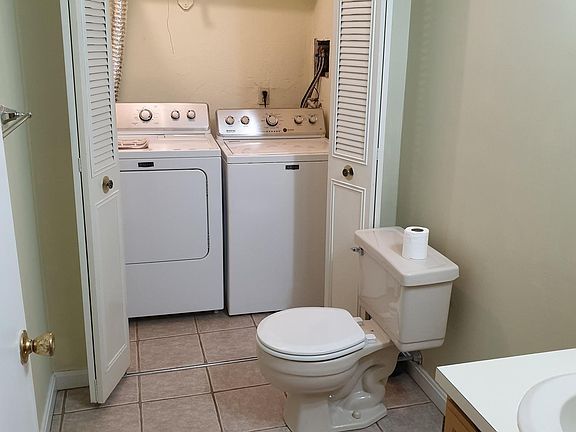 Half bath / Laundry