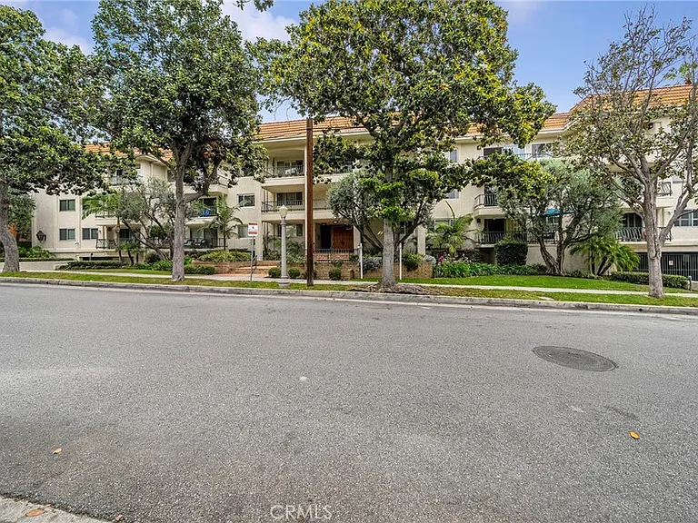 420 S Madison Ave #205 — Photo 2