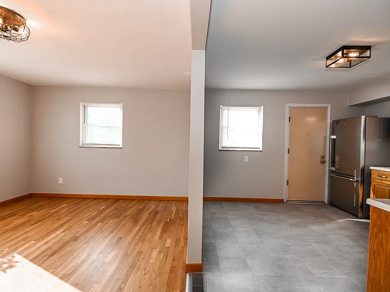 406 Irwin Ln — Photo 3
