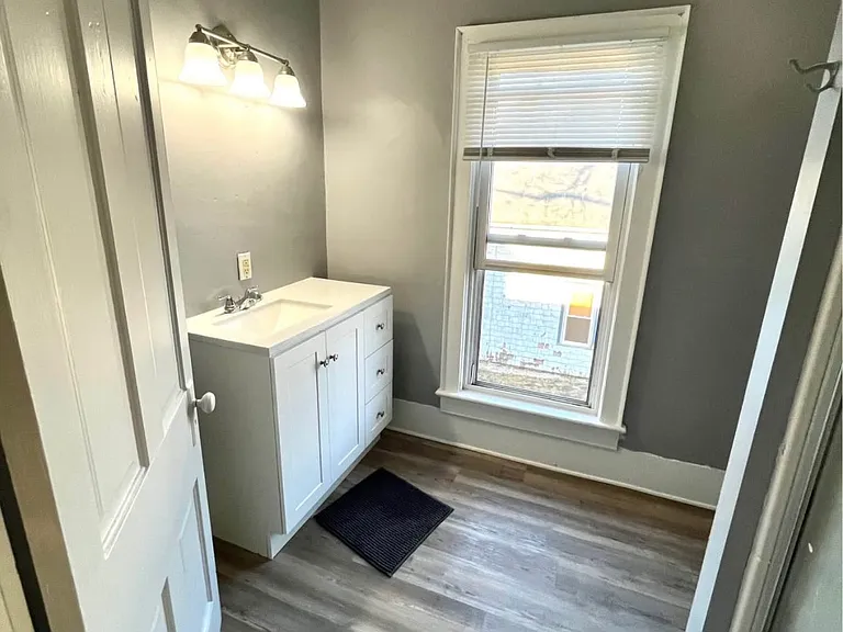 129 E Market St — Photo 3