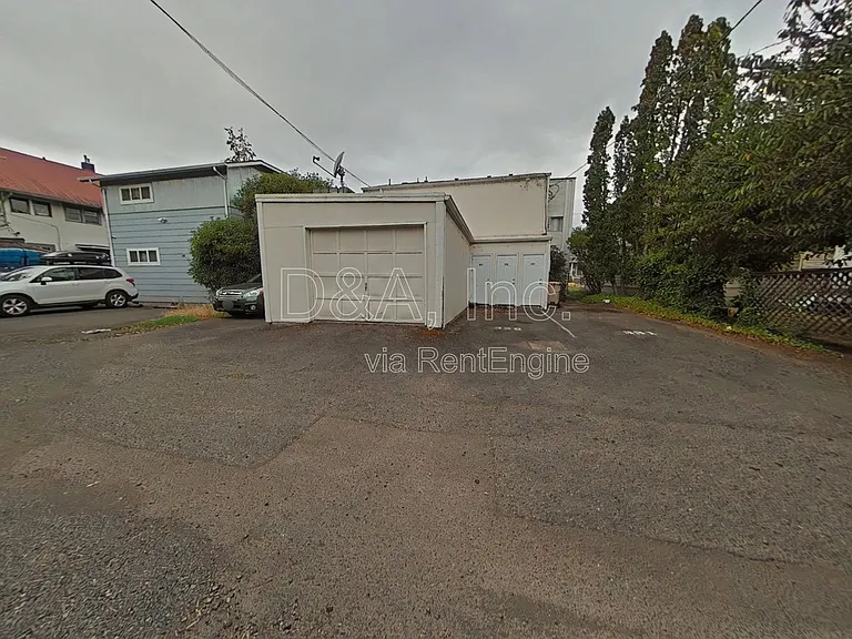 327 NW 12th St — Photo 9