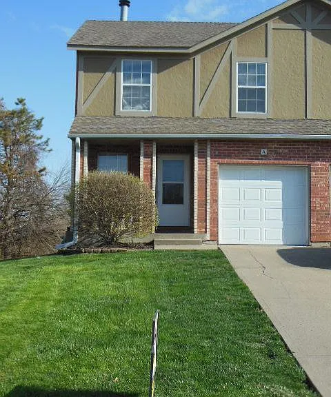 718 SE London Way — Photo 1
