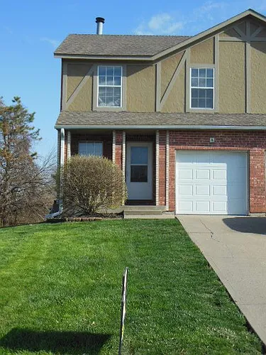 718 SE London Way Photo 1