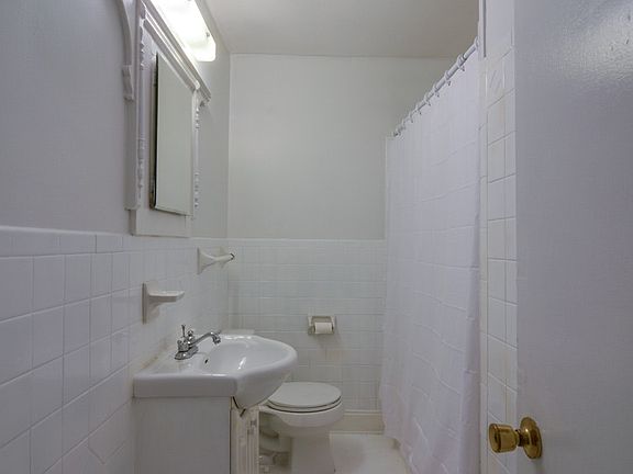4th image of 535 Wesley Ave