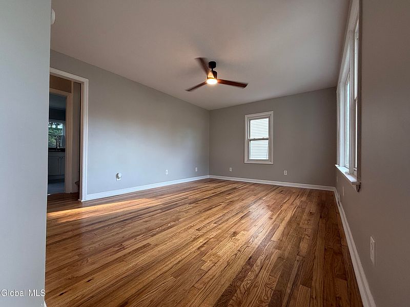4th image of 8 Oakland Drive