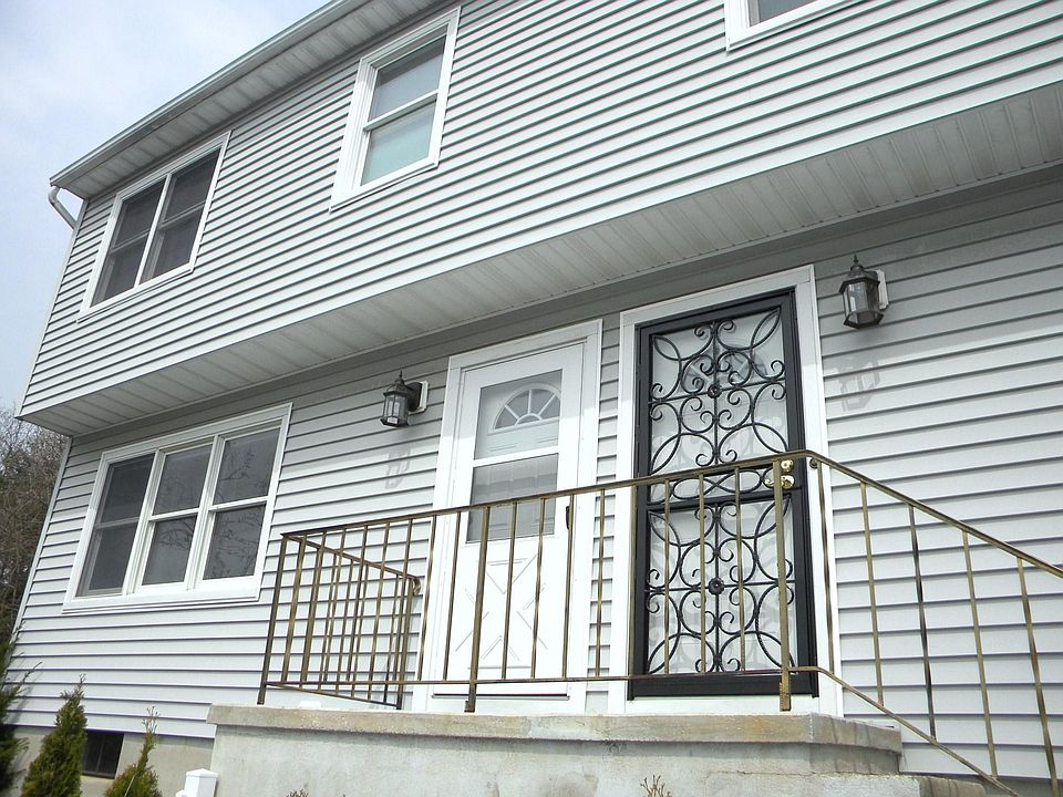 Duplex in Central Cos Cob