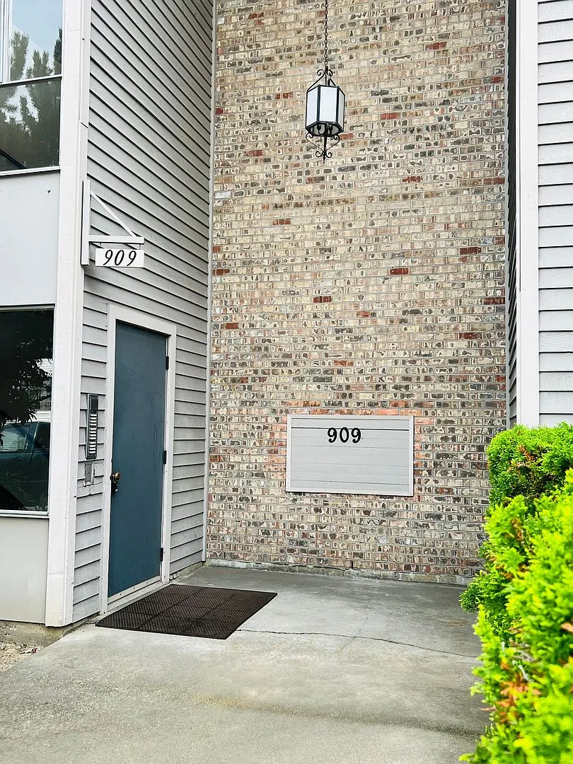 Charming 1-Bedroom Apartment in Highland Park Freshly Updated & Conveniently Located — Photo 1