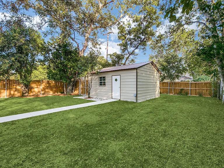 9046 Forest Hills Blvd — Photo 10