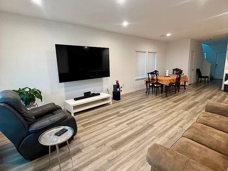 First Floor Living Room, Picture 1.