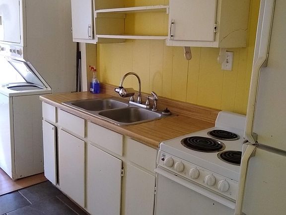 Kitchen and washer/dryer