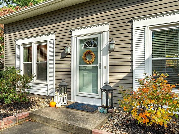4th image of 60350 Surrey Ln