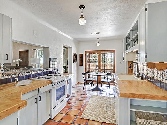 3rd image of 510 Camino De La Sierra NE