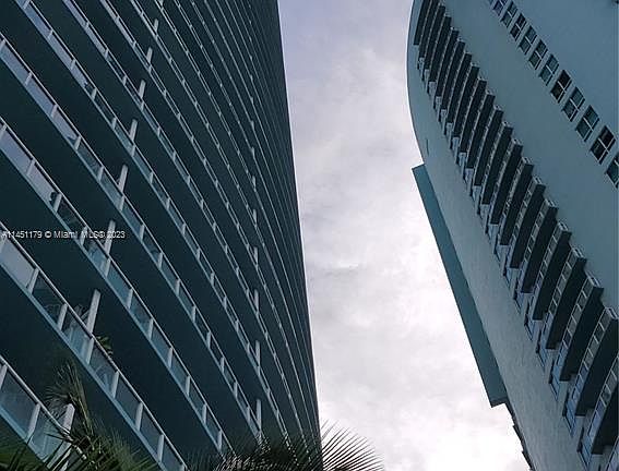 3rd image of 1900 N Bayshore Dr APT 2907