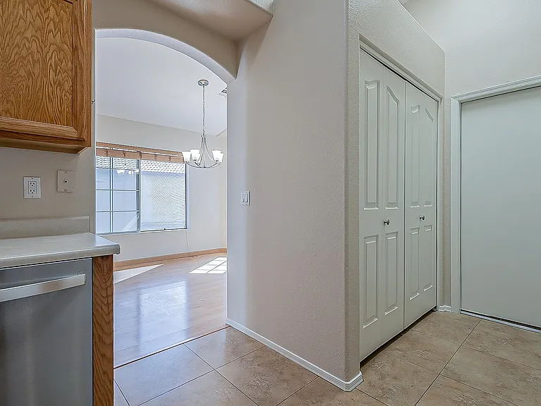 718 W Baylor Ln — Photo 12