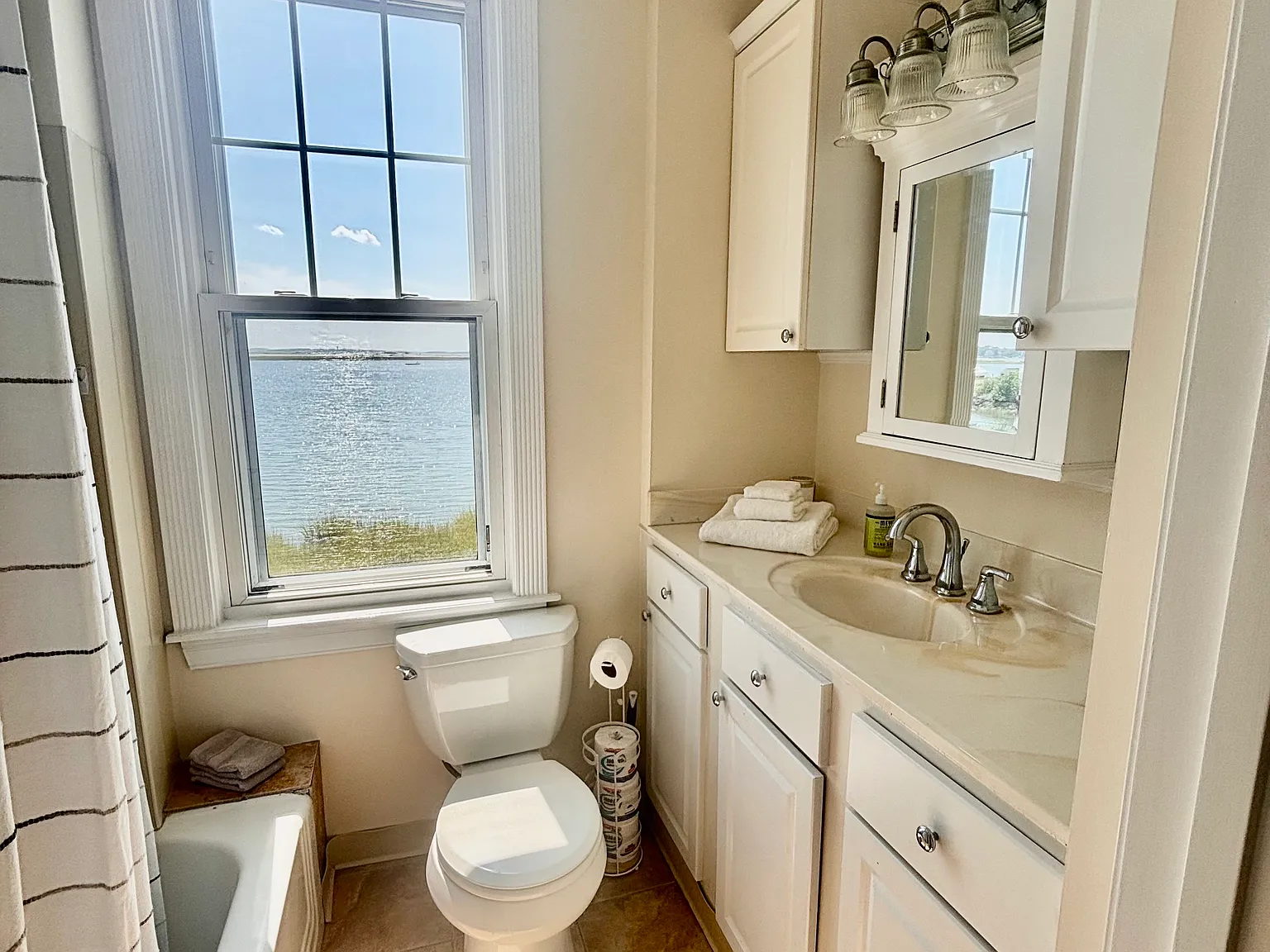 2 bed, 850 sqft, $2,600 — Photo 3
