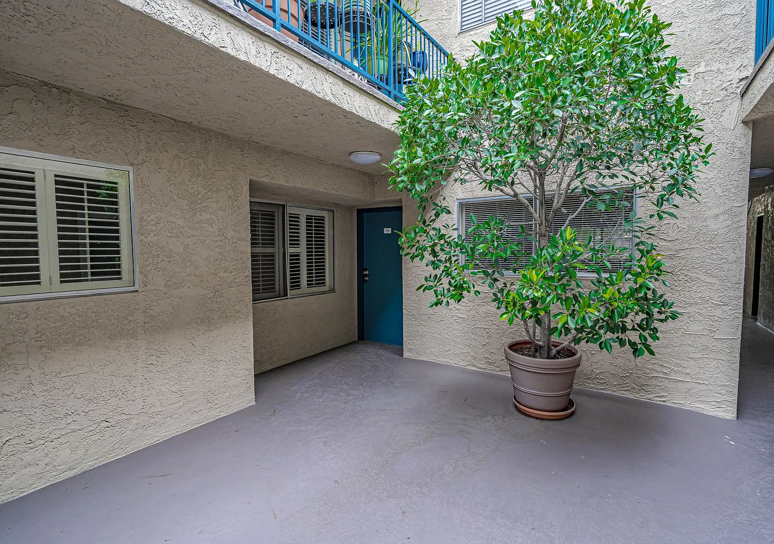 2 Bedroom Condo for Rent in Sherman Oaks! — Photo 2