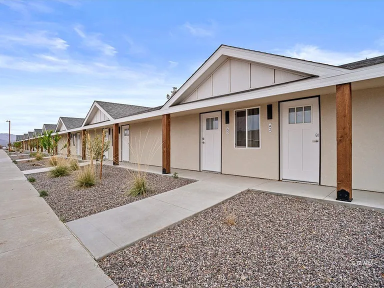 1879 W Pepper Tree Dr #B4 — Photo 2