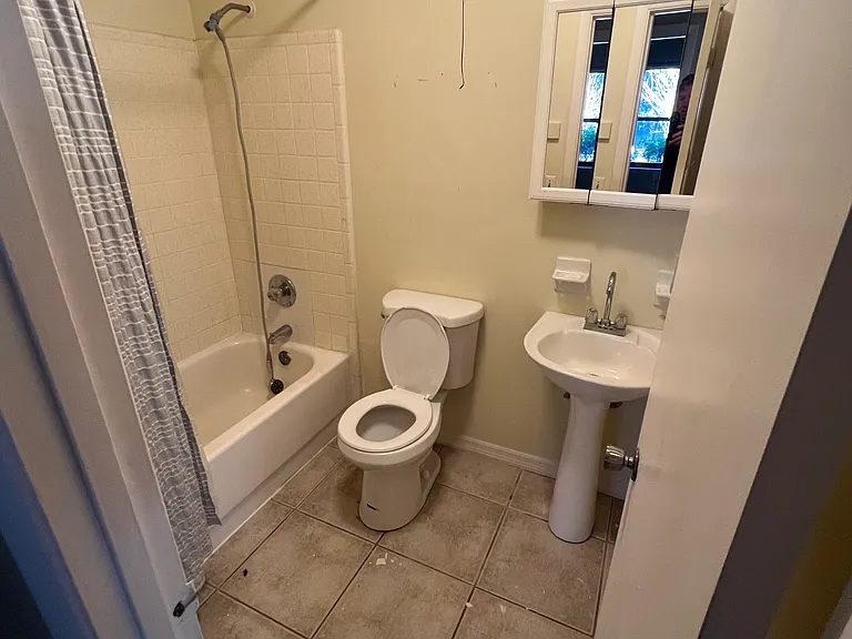 665 SW Cardinal Dr — Photo 2