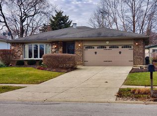 7610 Stratford Pl, Darien, IL