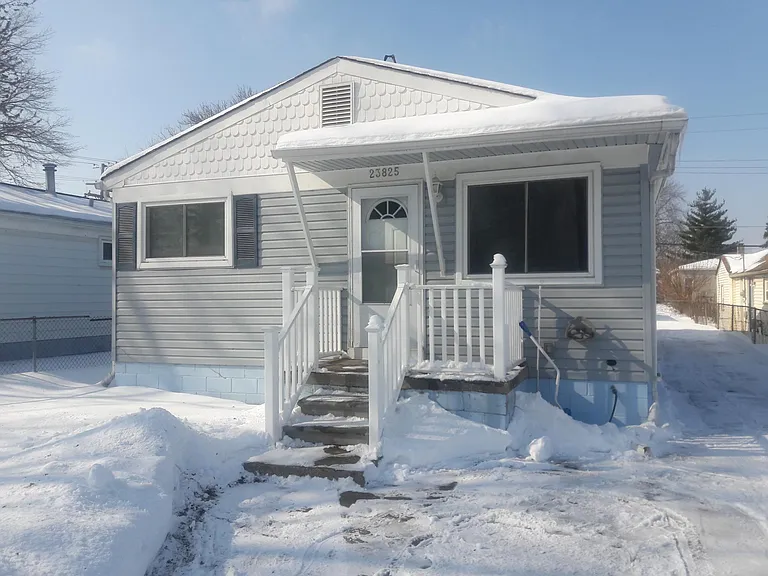 23825 Methuen Ave — Photo 2