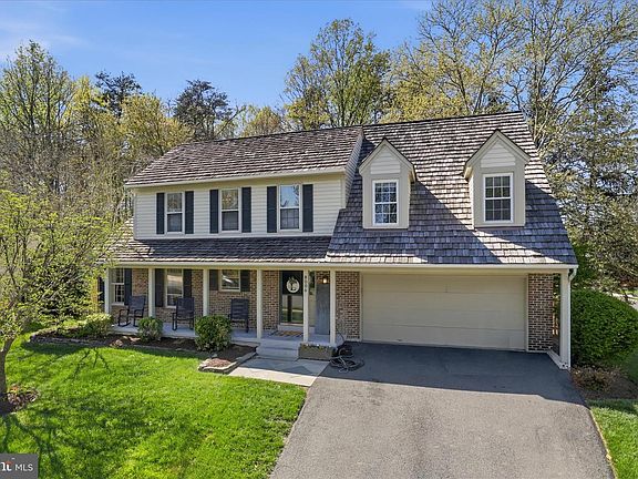2nd image of 8006 Oak Hollow Ln