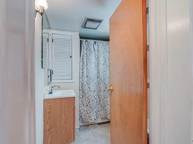 637 Coffeen St — Photo 14