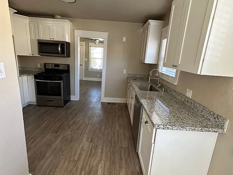 114 De Force Ave — Photo 11