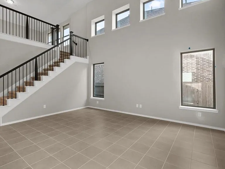 311 Violet Crown Ln — Photo 4
