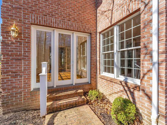 5th image of 5076 Canterbury Dr