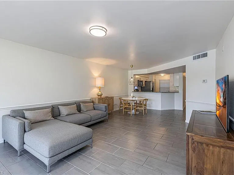 9600 Victoria Ln #108 — Photo 8