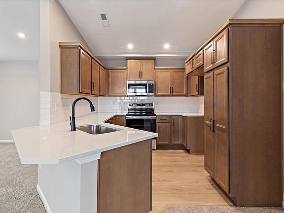 4th image of 758 Crescent Lndg #1-300