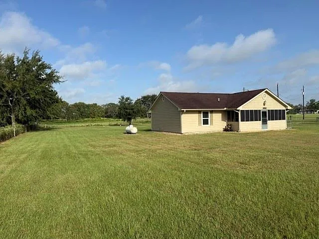 3 bed, 2.0 bath, 1008 sqft, $1,700 — Photo 2