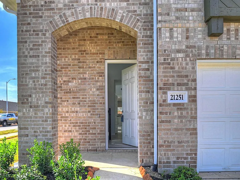 21251 Shore Bluff Dr — Photo 2