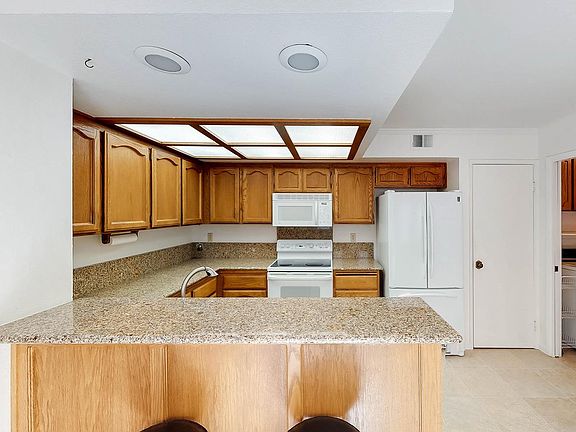 3rd image of 7561 Creekridge Ln