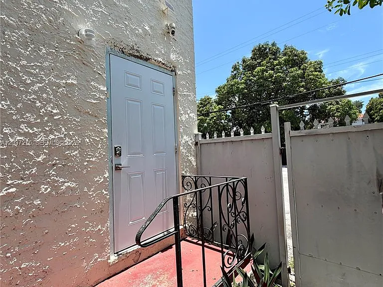 324 SW 19th Ave #6 — Photo 7