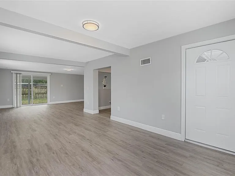 1090 Emerald Dr — Photo 3