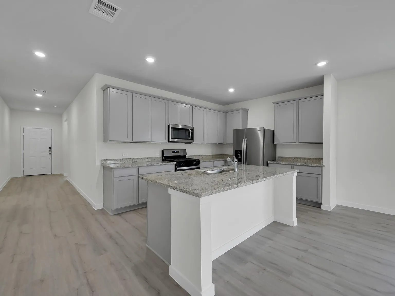 4 bed, 3.0 bath, 2012 sqft, $2,350 — Photo 4