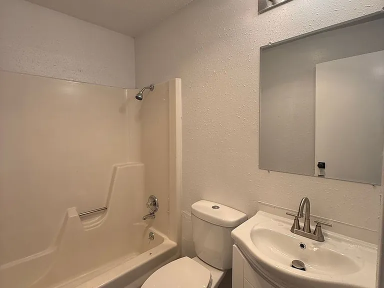 Crossroad Apartments — Photo 10