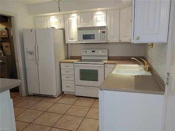 3rd image of 4246 Bennington Blvd Unit 11-B