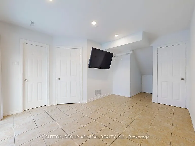 64 Bronte St S #8 — Photo 30
