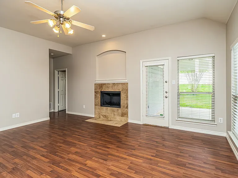 419 Creekview Dr — Photo 3