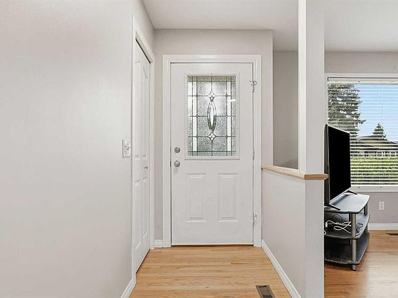 4th image of 101 Aspen Cres S